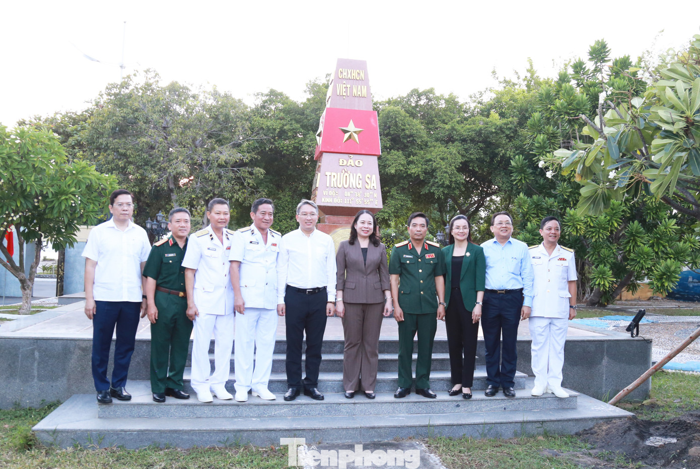 Phó Chủ tịch nước Võ Thị Ánh Xuân và các đại biểu tại cột mốc Trường Sa ở căn cứ quân sự Cam Ranh. Phó Chủ tịch nước Võ Thị Ánh Xuân và các đại biểu tại cột mốc Trường Sa ở căn cứ quân sự Cam Ranh.
