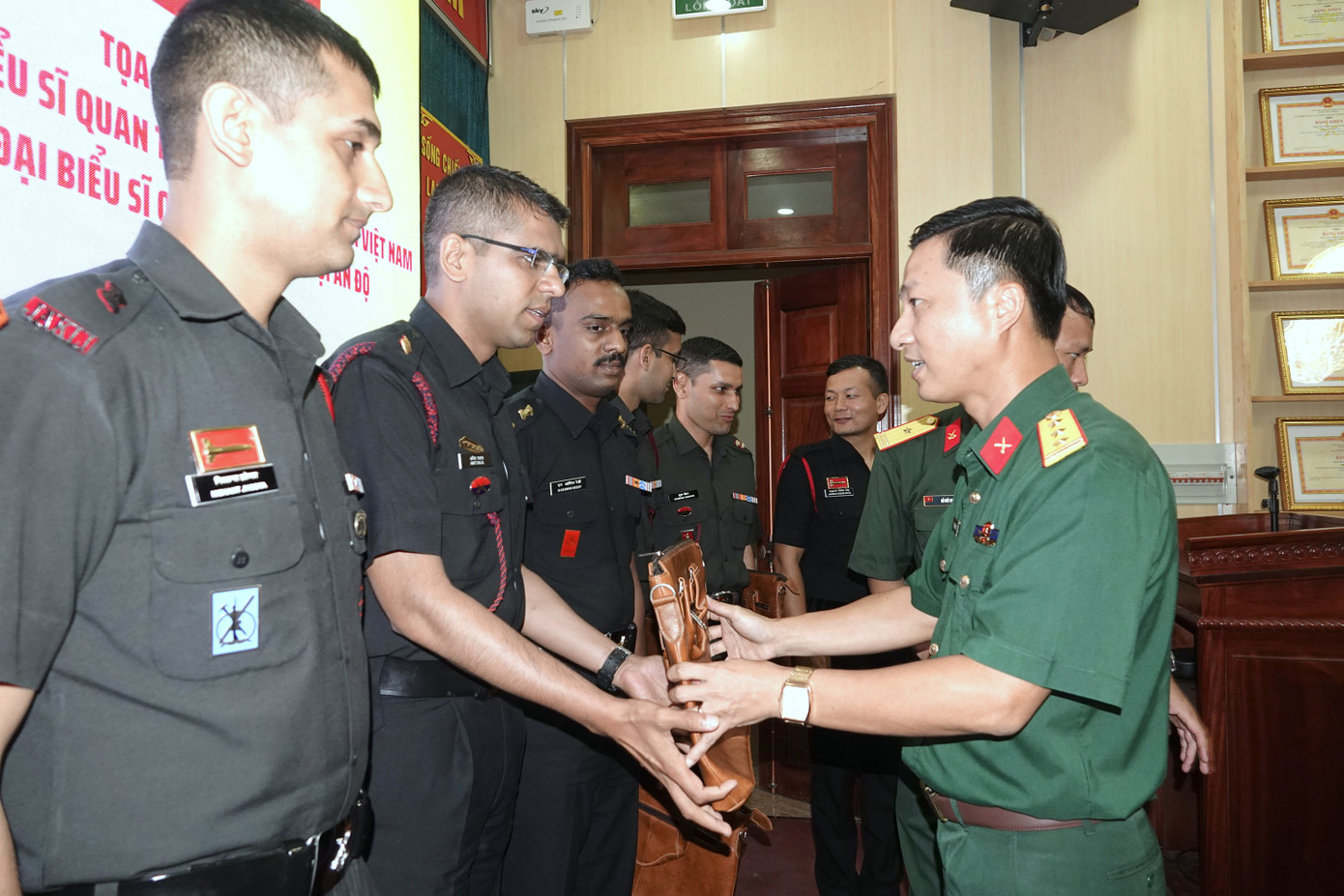 Thượng tá Nguyễn Quang Huy - Phó Trưởng Ban Thanh niên Quân đội (Trưởng đoàn Sĩ quan trẻ Việt Nam) trao quà tặng đại biểu sĩ quan trẻ Ấn Độ.