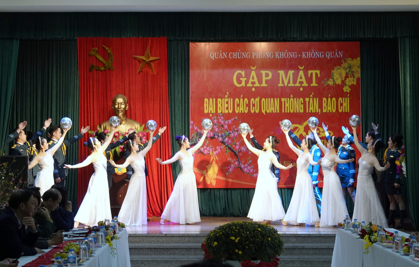 Đoàn văn công Quân chủng Phòng không - Không quân biểu diễn nghệ thuật tại chương trình gặp mặt.