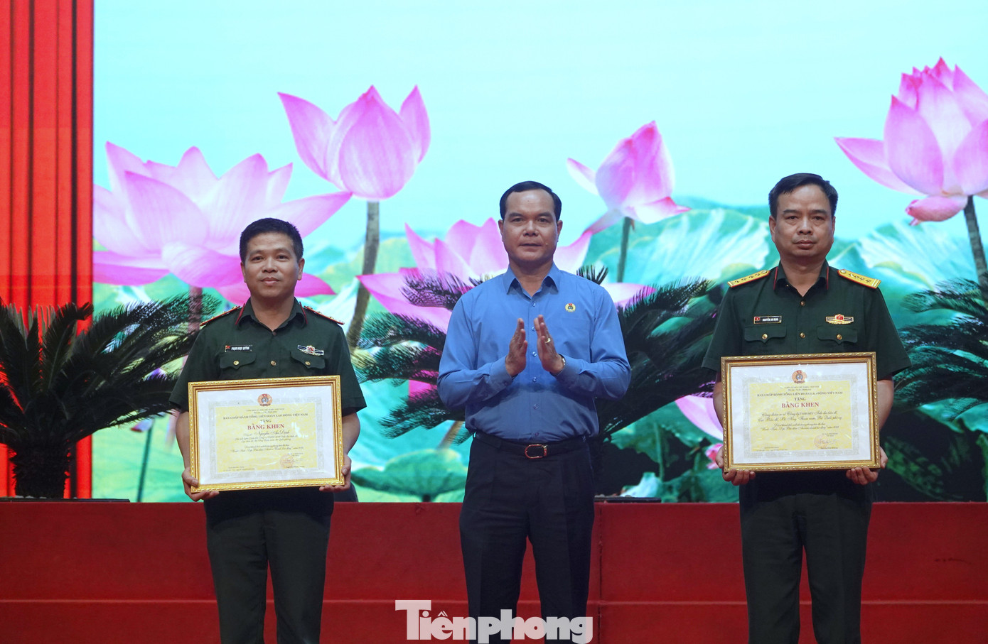 Tại lễ phát động, các tập thể và cá nhân có thành tích xuất sắc trong phong trào thi đua “Xanh - Sạch - Đẹp, bảo đảm ATVSLĐ” năm 2023 đã được tặng Bằng khen của Tổng Liên đoàn Lao động Việt Nam và Bộ Tổng tham mưu.