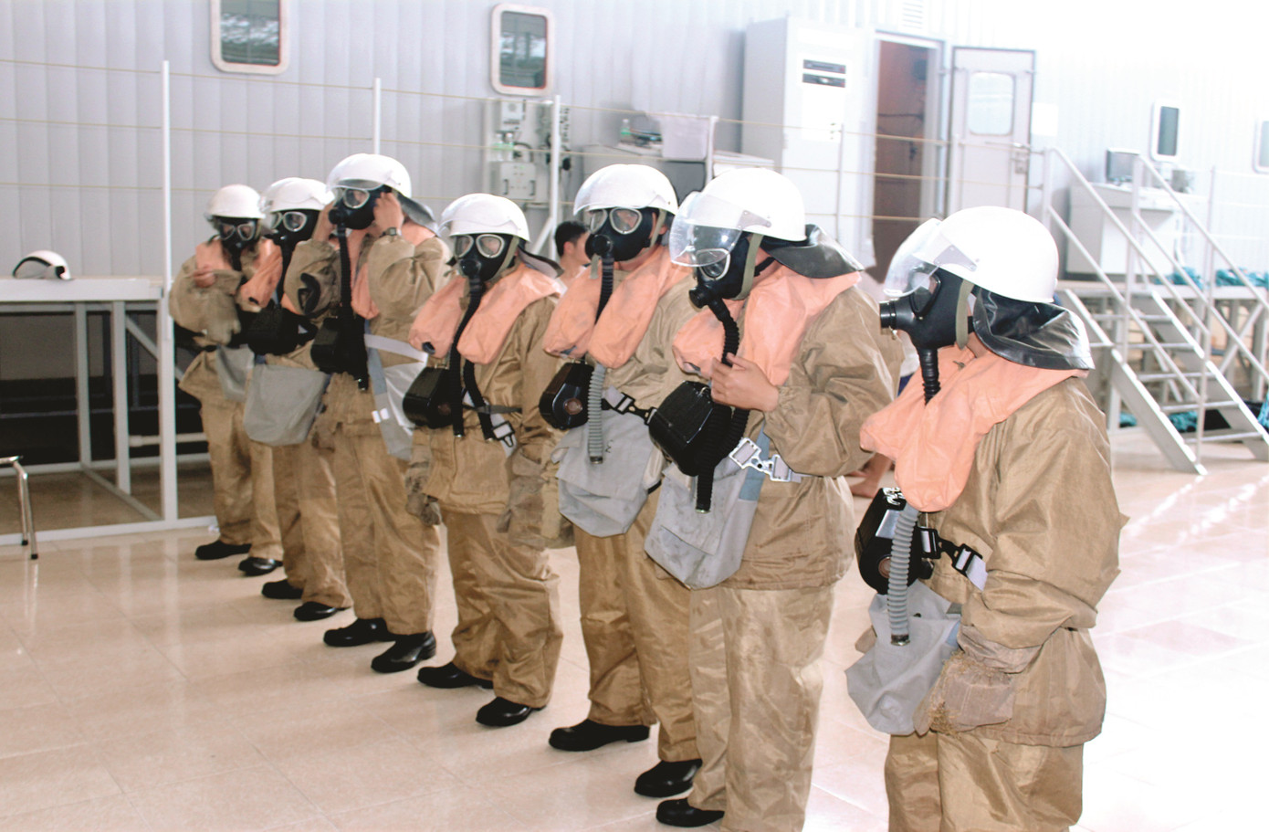 Kiểm tra huấn luyện đấu tranh bảo vệ sức sống tàu của thủy thủ tàu ngầm.