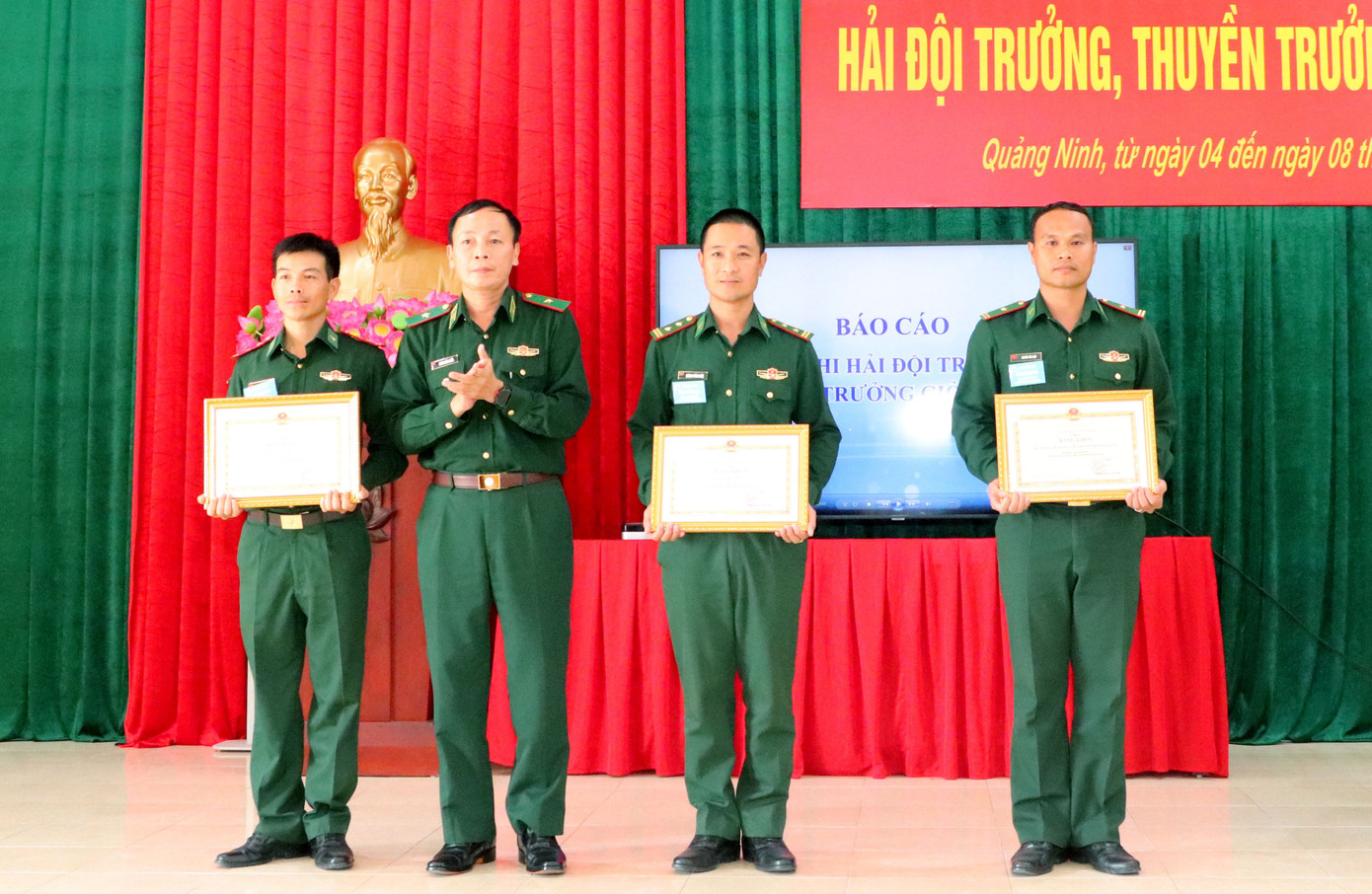 Thiếu tướng Hoàng Hữu Chiến - Phó Tư lệnh, Tham mưu trưởng BĐBP, trao Bằng khen của Bộ Tư lệnh BĐBP tặng 3 đơn vị đoạt giải Nhất, Nhì, Ba toàn đoàn trong hội thi, gồm Bộ Chỉ huy BĐBP Quảng Ninh, Hải đoàn Biên phòng 38 và Bộ Chỉ huy BĐBP Đà Nẵng.