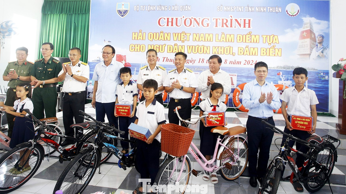 Vùng 4 Hải quân thực sự là điểm tựa, là niềm tin vững chắc cho ngư dân vươn khơi bám biển. Vùng 4 Hải quân thực sự là điểm tựa, là niềm tin vững chắc cho ngư dân vươn khơi bám biển.