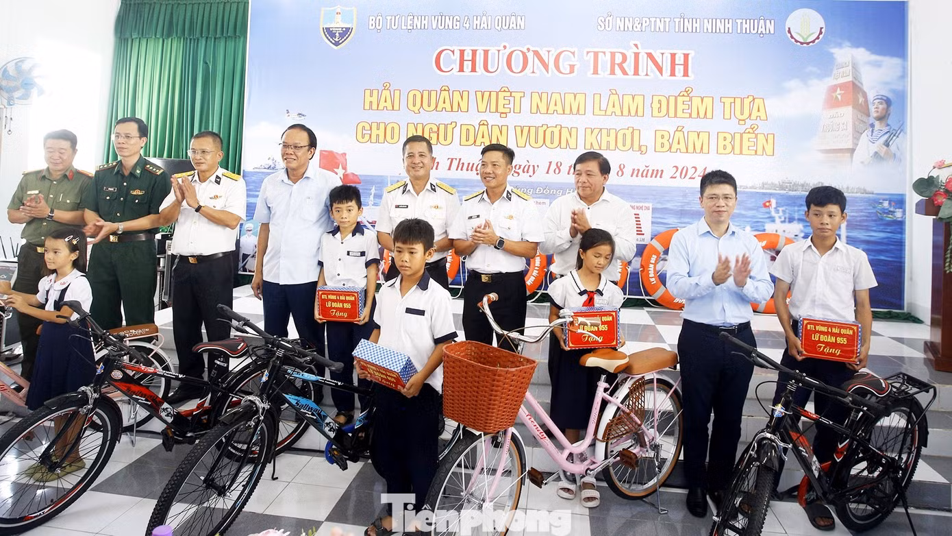 Vùng 4 Hải quân thực sự là điểm tựa, là niềm tin vững chắc cho ngư dân vươn khơi bám biển. Vùng 4 Hải quân thực sự là điểm tựa, là niềm tin vững chắc cho ngư dân vươn khơi bám biển.