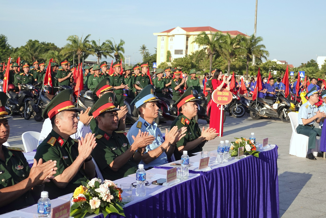 Đại biểu lãnh đạo các cơ quan, đơn vị tham dự ngày hội. Đại biểu lãnh đạo các cơ quan, đơn vị tham dự ngày hội.