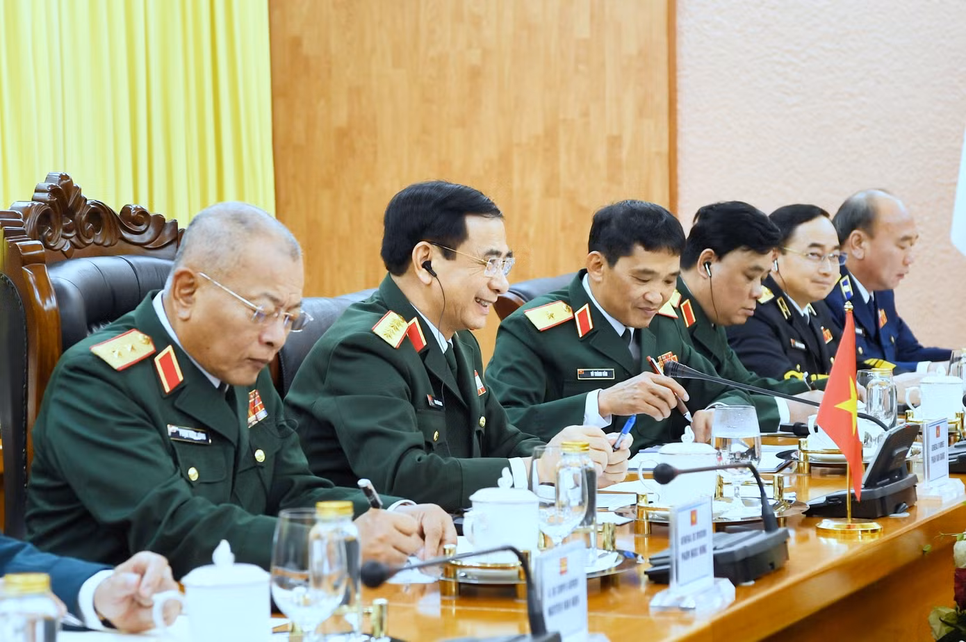 Quang cảnh hội đàm giữa hai đoàn. Quang cảnh hội đàm giữa hai đoàn.