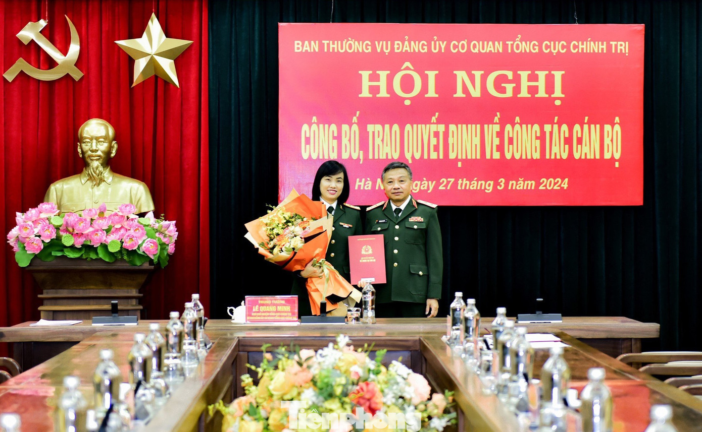 Lãnh đạo Tổng cục Chính trị Quân đội nhân dân Việt Nam và Cục Gìn giữ hòa bình Việt Nam trao các quyết định điều động, bổ nhiệm Thượng tá Đỗ Thị Hằng Nga giữ chức vụ Phó trưởng Ban Phụ nữ Quân đội.