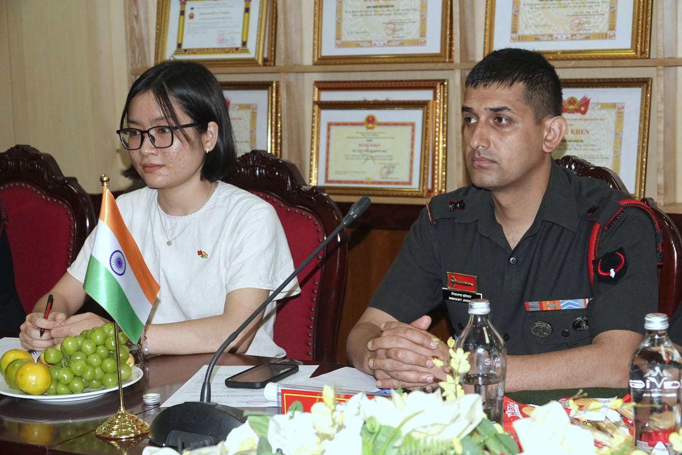 Thiếu tá Nishant Jhobta (Trưởng đoàn Sĩ quan trẻ Ấn Độ) chia sẻ thông tin tại tọa đàm.