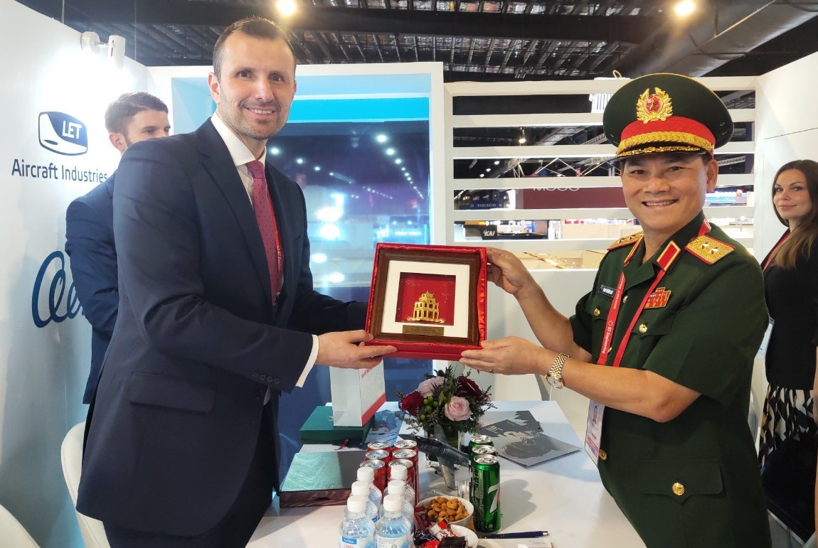 Trung tướng Phạm Trường Sơn và Thứ trưởng Bộ Quốc phòng Cộng hòa Séc Daniel Blazkovec. Trung tướng Phạm Trường Sơn và Thứ trưởng Bộ Quốc phòng Cộng hòa Séc Daniel Blazkovec.