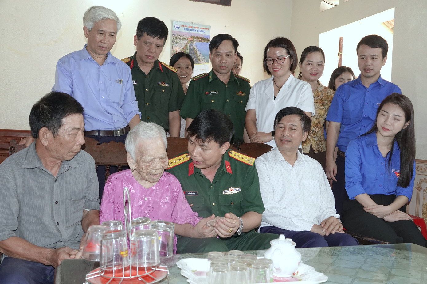 Ban tổ chức chương trình tới nhà thăm hỏi, tặng quà tri ân Mẹ Việt Nam Anh hùng Lê Thị Lơi (SN 1919, ở xã Hoằng Đạt, huyện Hoằng Hóa).