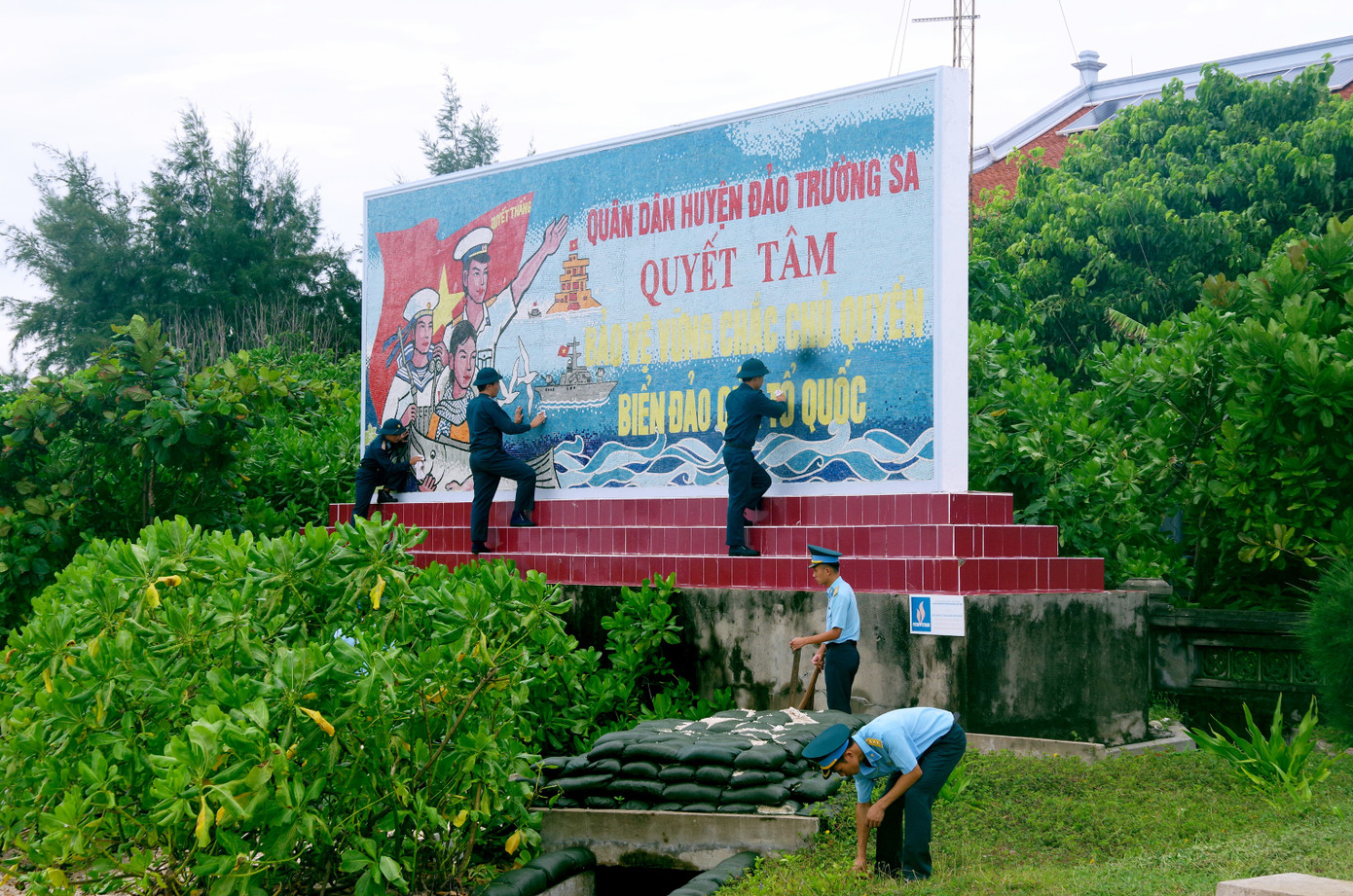 Cán bộ, chiến sĩ Trạm ra-đa trên quần đảo Trường Sa tích cực củng cố cảnh quan môi trường khang trang, sạch đẹp chuẩn bị đón Tết. Cán bộ, chiến sĩ Trạm ra-đa trên quần đảo Trường Sa tích cực củng cố cảnh quan môi trường khang trang, sạch đẹp chuẩn bị đón Tết.