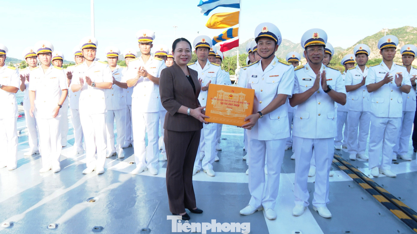 Phó Chủ tịch nước tặng quà động viên cán bộ, chiến sĩ Lữ đoàn 162. Phó Chủ tịch nước tặng quà động viên cán bộ, chiến sĩ Lữ đoàn 162.