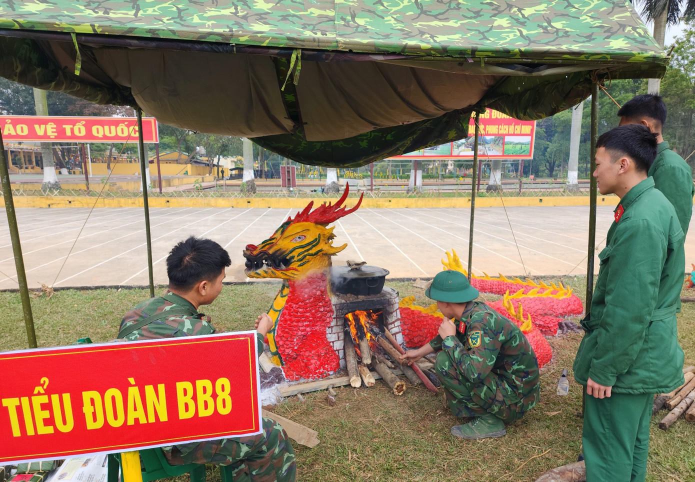 Bánh chưng được nấu bằng những chiếc bếp hình linh vật rồng do cán bộ, đoàn viên thanh niên Trung đoàn 141 tự tay thiết kế.