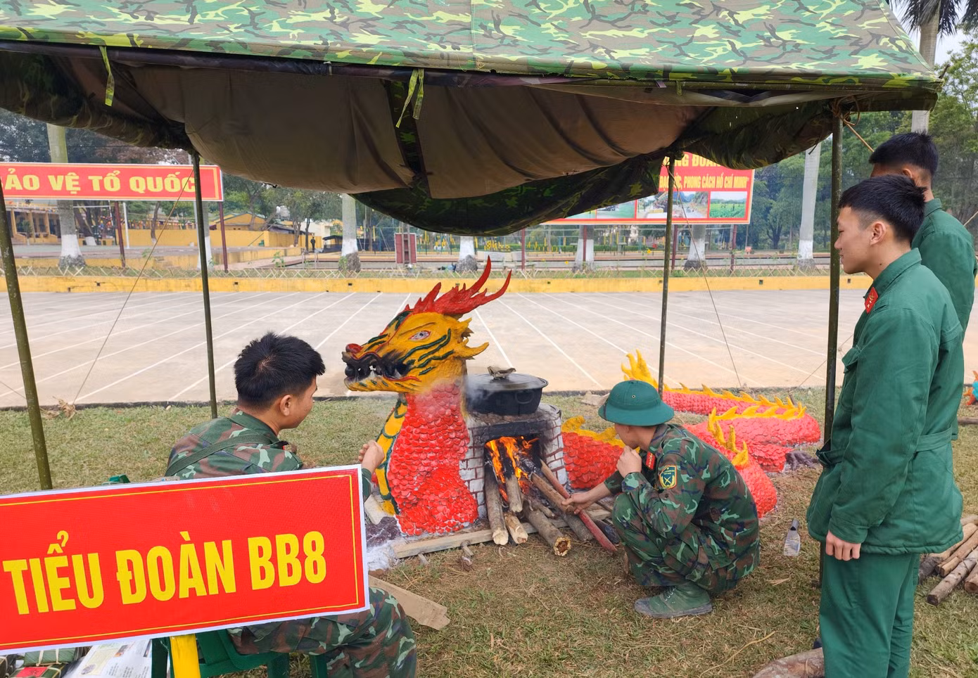 Bánh chưng được nấu bằng những chiếc bếp hình linh vật rồng do cán bộ, đoàn viên thanh niên Trung đoàn 141 tự tay thiết kế.