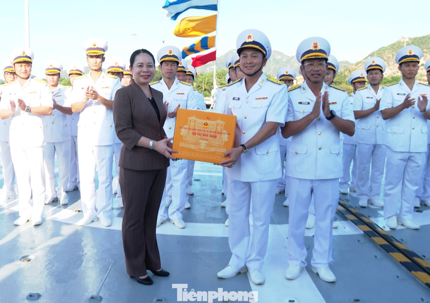 Phó Chủ tịch nước Võ Thị Ánh Xuân tặng quà động viên cán bộ, chiến sĩ Lữ đoàn 162 (Vùng 4 Hải quân), tháng 8/2024. Phó Chủ tịch nước Võ Thị Ánh Xuân tặng quà động viên cán bộ, chiến sĩ Lữ đoàn 162 (Vùng 4 Hải quân), tháng 8/2024.