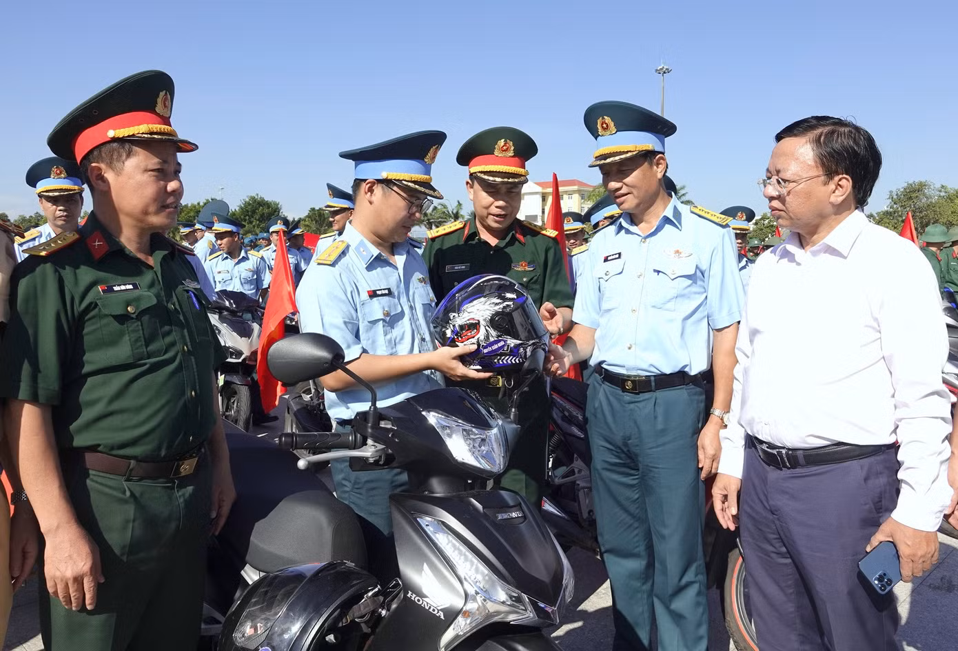 Ban tổ chức ngày hội trò chuyện, trao đổi với đoàn viên Trung đoàn 937 (Sư đoàn 370, Quân chủng Phòng không - Không quân) về thực hiện văn hóa giao thông, sáng 4/8.