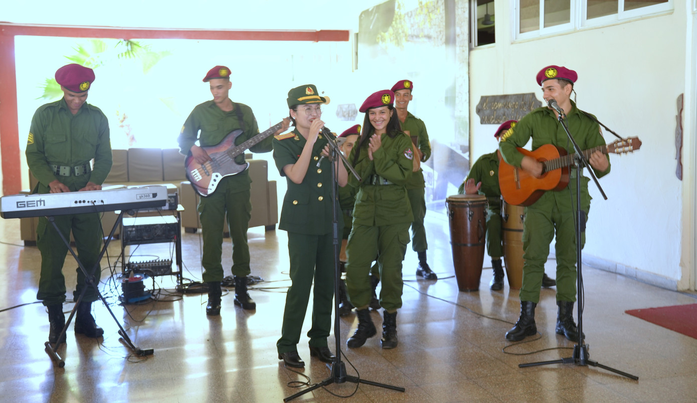 Đoàn sĩ quan trẻ Quân đội nhân dân Việt Nam giao lưu văn hóa, văn nghệ tại đơn vị An ninh quân sự của Cuba. Đoàn sĩ quan trẻ Quân đội nhân dân Việt Nam giao lưu văn hóa, văn nghệ tại đơn vị An ninh quân sự của Cuba.