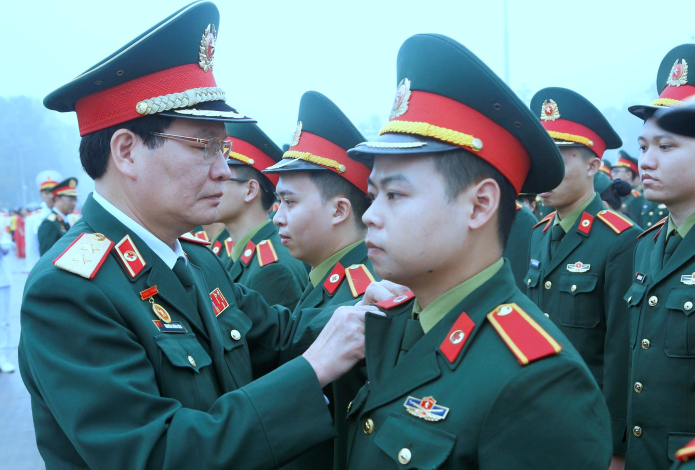 Trung tướng Nguyễn Xuân Kiên - Giám đốc Học viện Quân y, gắn Huy hiệu Bác Hồ tặng học viên tốt nghiệp loại giỏi, tại lễ báo công. Trung tướng Nguyễn Xuân Kiên - Giám đốc Học viện Quân y, gắn Huy hiệu Bác Hồ tặng học viên tốt nghiệp loại giỏi, tại lễ báo công.