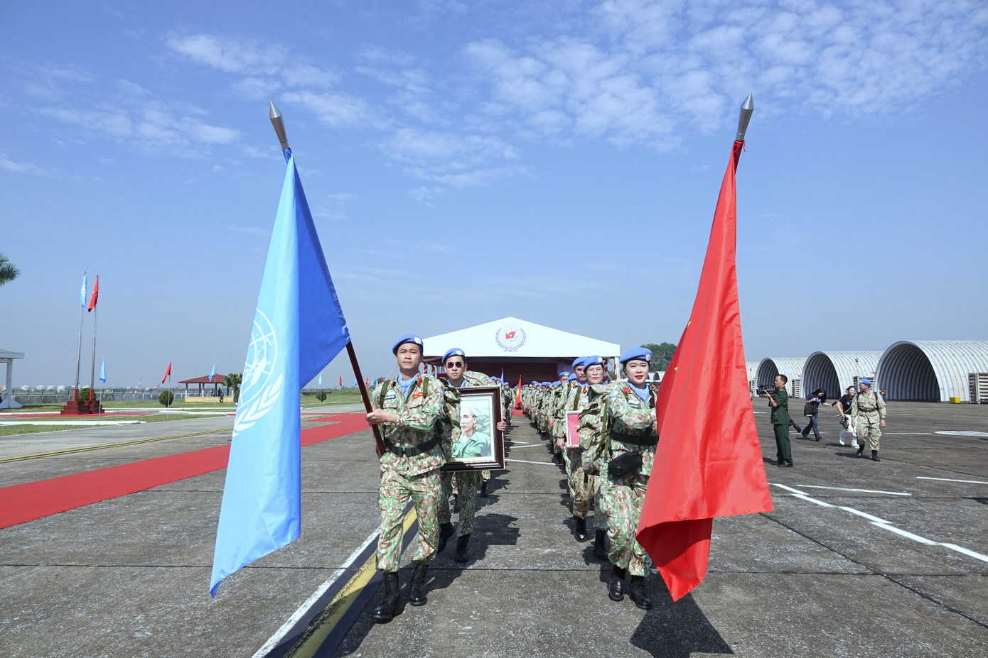 Lần đầu tham gia đội hình mũ nồi xanh Việt Nam đi làm nhiệm vụ quốc tế tại Nam Sudan, lại là nữ sĩ quan trẻ nhất của Bệnh viện dã chiến cấp 2 số 6, Diệu Huyền cảm thấy rất vinh dự và tự hào.
