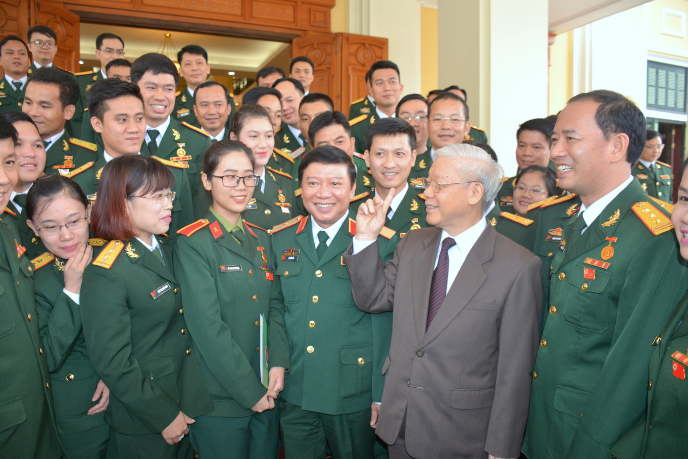 Tổng Bí thư Nguyễn Phú Trọng trò chuyện với đoàn đại biểu ưu tú của thanh niên Quân đội dự Đại hội Đoàn toàn quân, tháng 11/2017. Ảnh: Nguyễn Minh Tổng Bí thư Nguyễn Phú Trọng trò chuyện với đoàn đại biểu ưu tú của thanh niên Quân đội dự Đại hội Đoàn toàn quân, tháng 11/2017. Ảnh: Nguyễn Minh