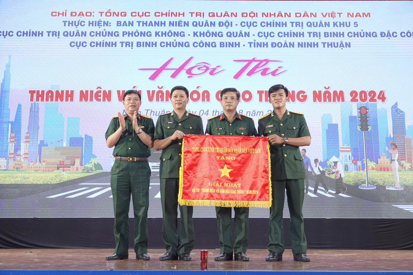 Kết thúc hội thi, Ban tổ chức trao giải Nhất cho đội thi của Quân khu 5 và giải Nhì cho các đội thi của Quân chủng Phòng không - Không quân, Binh chủng Đặc công, Binh chủng Công binh và Tỉnh Đoàn Ninh Thuận. Kết thúc hội thi, Ban tổ chức trao giải Nhất cho đội thi của Quân khu 5 và giải Nhì cho các đội thi của Quân chủng Phòng không - Không quân, Binh chủng Đặc công, Binh chủng Công binh và Tỉnh Đoàn Ninh Thuận.