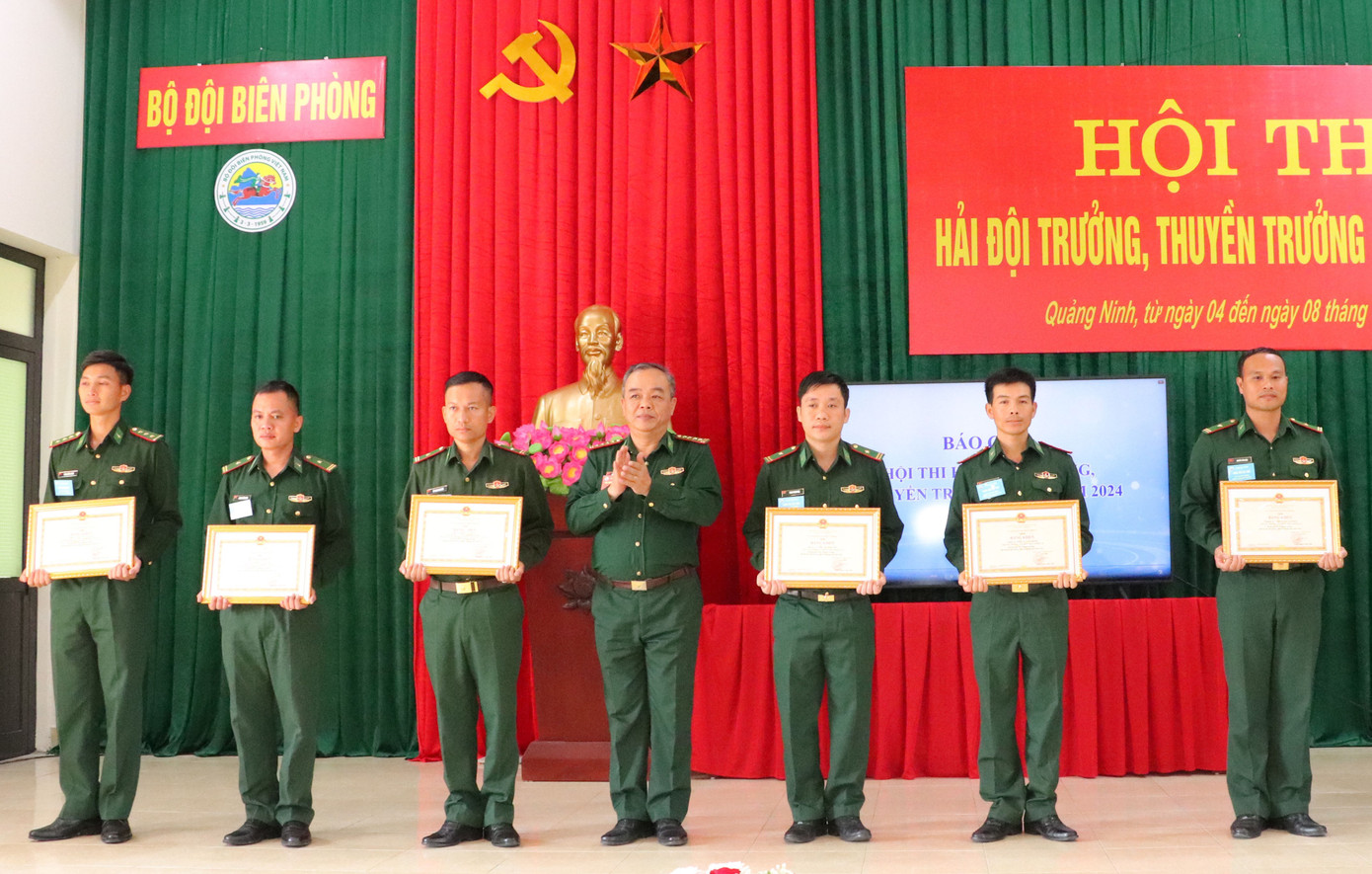 Đại tá Nguyễn Văn Khanh - Phó Tham mưu trưởng BĐBP, trao Bằng khen của Bộ Tư lệnh BĐBP tặng 6 cá nhân là Hải đội trưởng, Thuyền trưởng đoạt giải Nhất, Nhì, Ba toàn năng.