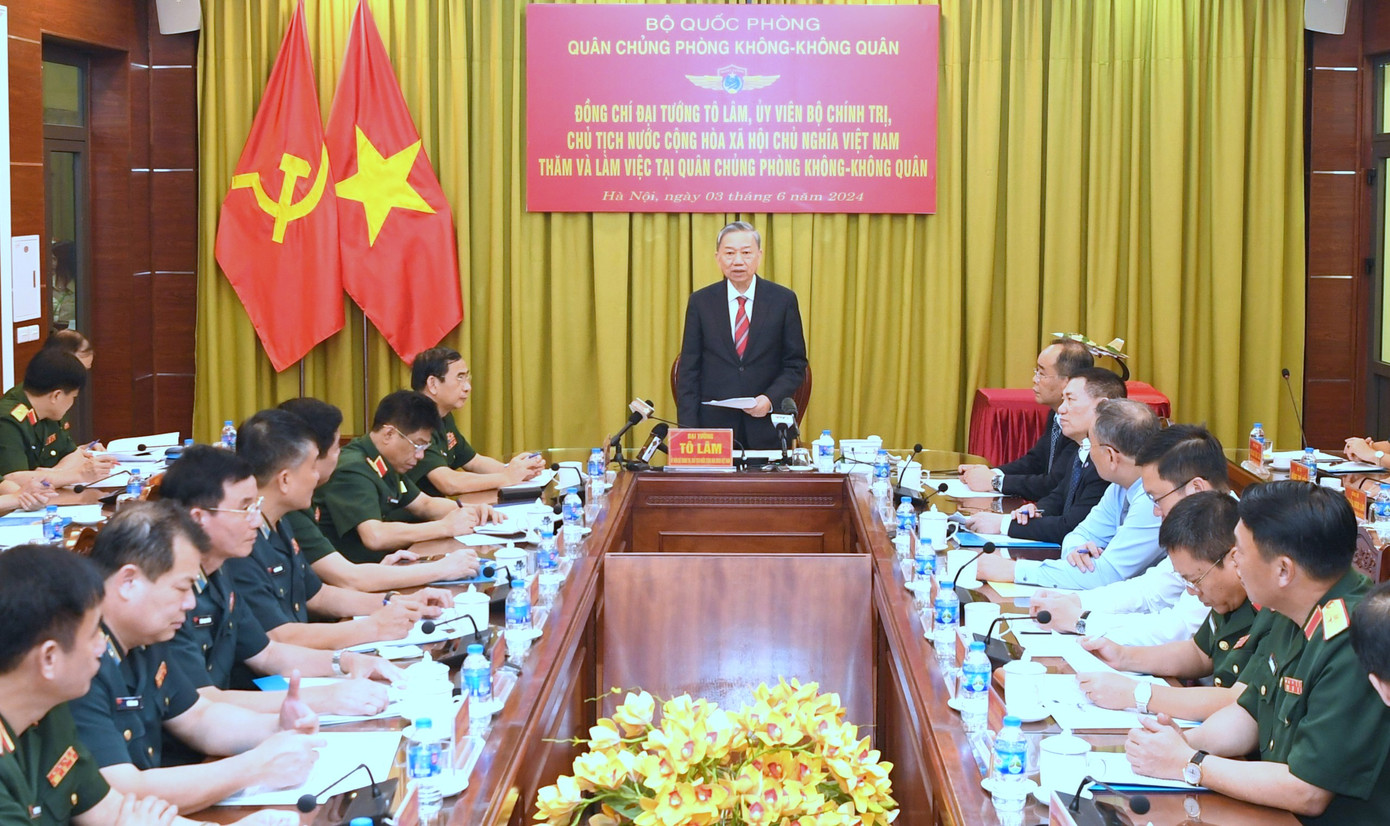 Chủ tịch nước Tô Lâm chủ trì, phát biểu tại buổi làm việc với Quân chủng PK-KQ, chiều 3/6. Chủ tịch nước Tô Lâm chủ trì, phát biểu tại buổi làm việc với Quân chủng PK-KQ, chiều 3/6.