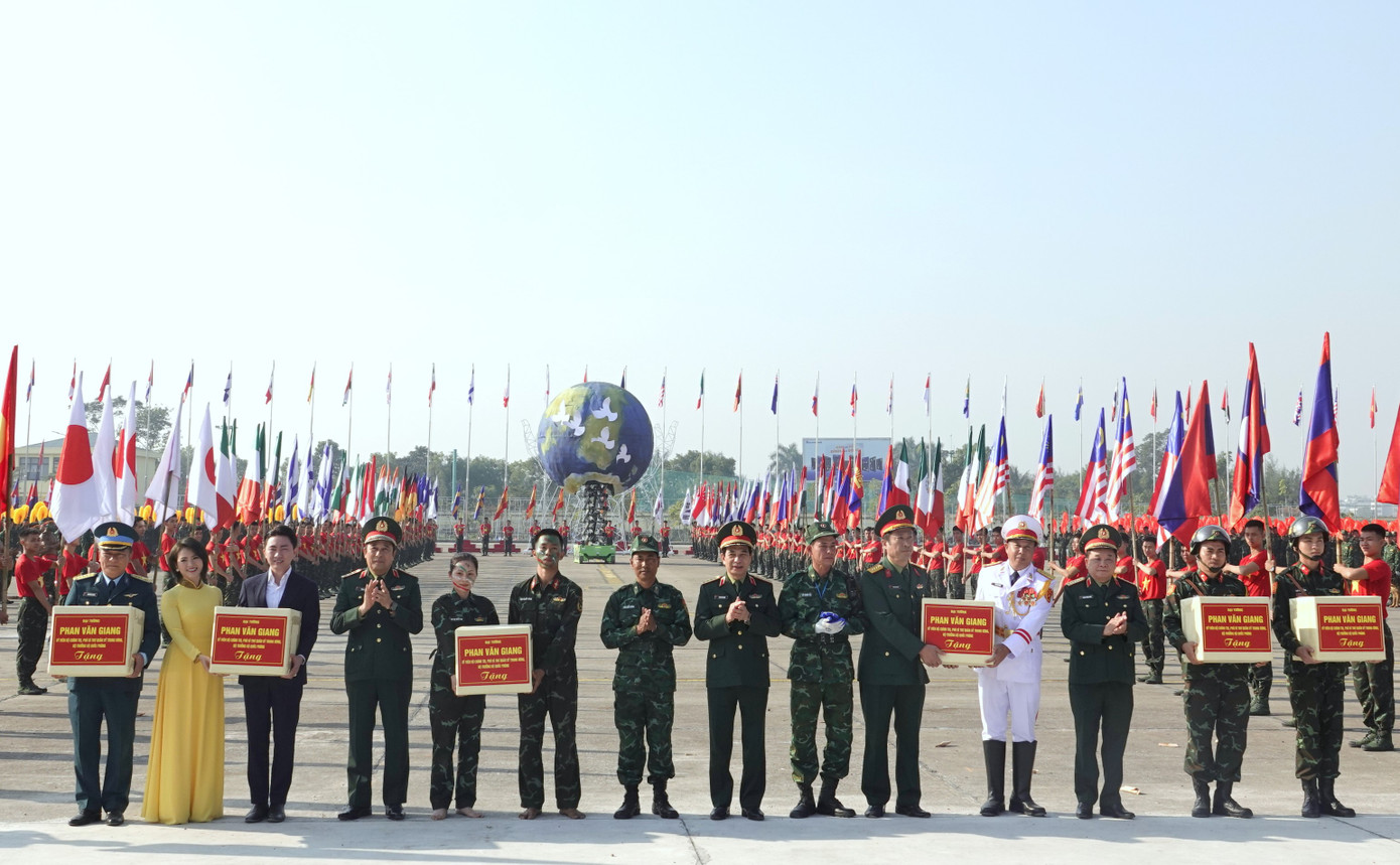 Đại tướng Phan Văn Giang và lãnh đạo Bộ Quốc phòng trao quà động viên các lực lượng tham gia phục vụ lễ khai mạc triển lãm vào ngày 19/12 tới đây. Đại tướng Phan Văn Giang và lãnh đạo Bộ Quốc phòng trao quà động viên các lực lượng tham gia phục vụ lễ khai mạc triển lãm vào ngày 19/12 tới đây.