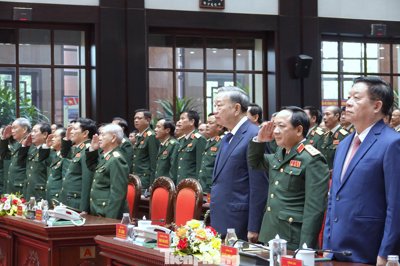 Các đại biểu dự lễ kỷ niệm làm lễ chào cờ.