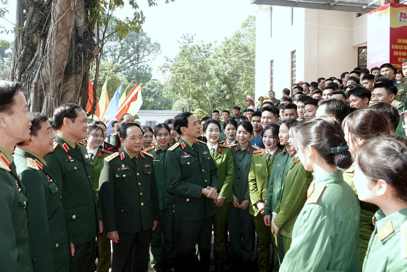 Lãnh đạo Quân ủy Trung ương - Bộ Quốc phòng trò chuyện với các đại biểu về dự chương trình.