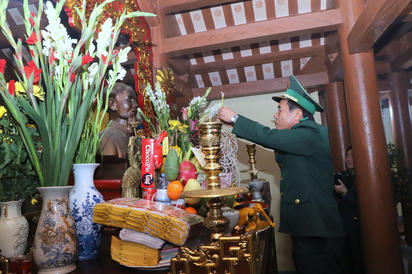 Trung tướng Lê Đức Thái - Tư lệnh Bộ đội Biên phòng, dâng hương tại Nhà thờ Bác Hồ trong Khu di tích lịch sử quốc gia Pò Hèn. Trung tướng Lê Đức Thái - Tư lệnh Bộ đội Biên phòng, dâng hương tại Nhà thờ Bác Hồ trong Khu di tích lịch sử quốc gia Pò Hèn.