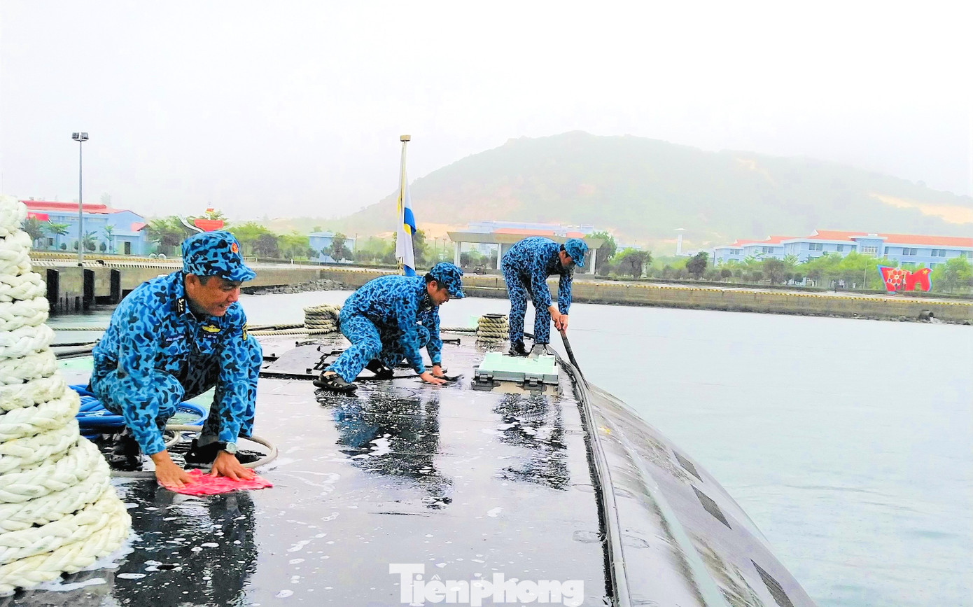 Cán bộ, thủy thủ Tàu ngầm 182 bảo quản mặt boong tại hội thi.