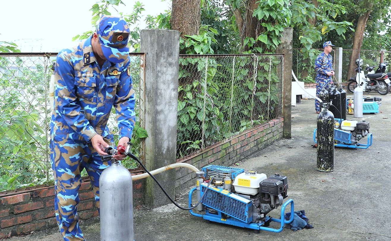 Thợ lặn Lữ đoàn Đặc công Hải quân 126 chuẩn bị khí tài chuyên dụng để tham gia tìm kiếm cứu nạn. Thợ lặn Lữ đoàn Đặc công Hải quân 126 chuẩn bị khí tài chuyên dụng để tham gia tìm kiếm cứu nạn.