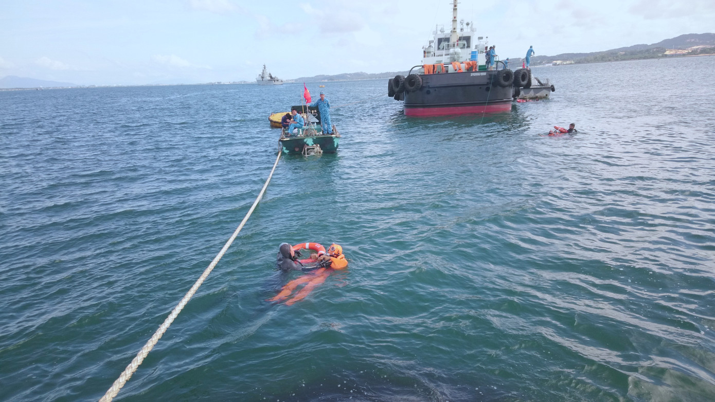 Huấn luyện thoát hiểm từ tàu ngầm. Huấn luyện thoát hiểm từ tàu ngầm.