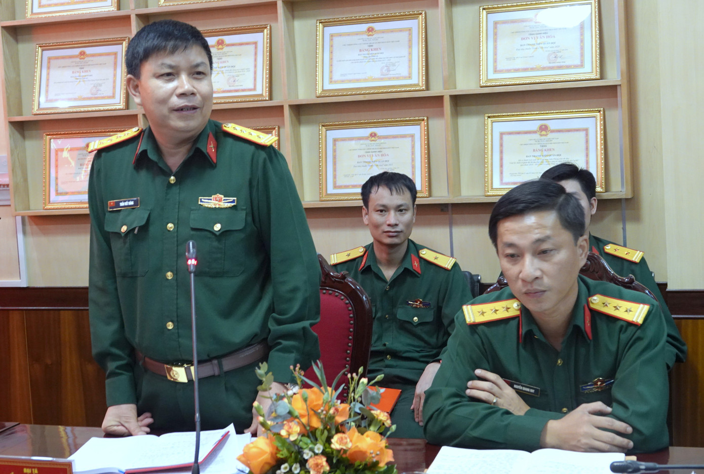 Đại tá Trần Viết Năng phát biểu. Đại tá Trần Viết Năng phát biểu.