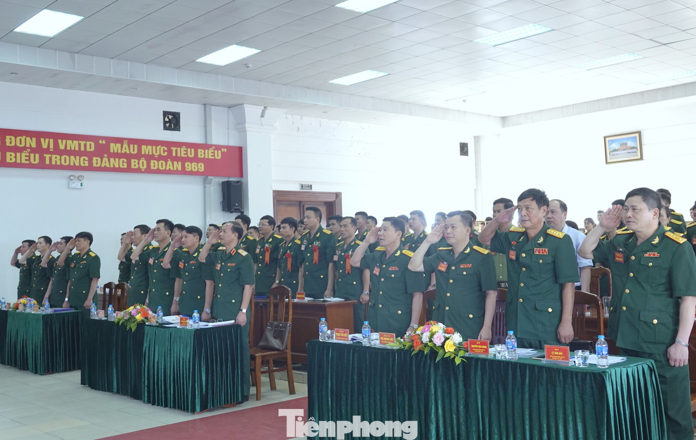 Đại biểu dự đại hội làm lễ chào cờ. Đại biểu dự đại hội làm lễ chào cờ.