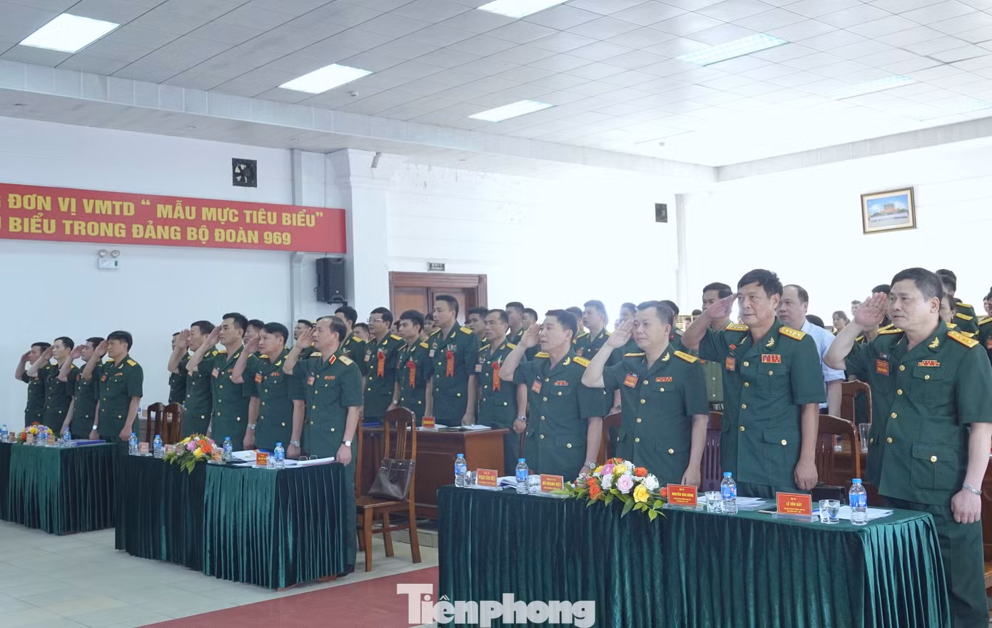 Đại biểu dự đại hội làm lễ chào cờ.