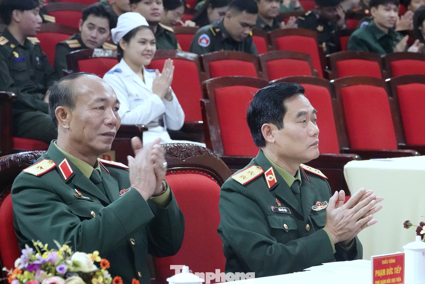 Lãnh đạo Học viện Quân y cổ vũ, động viên các đội thi. Lãnh đạo Học viện Quân y cổ vũ, động viên các đội thi.