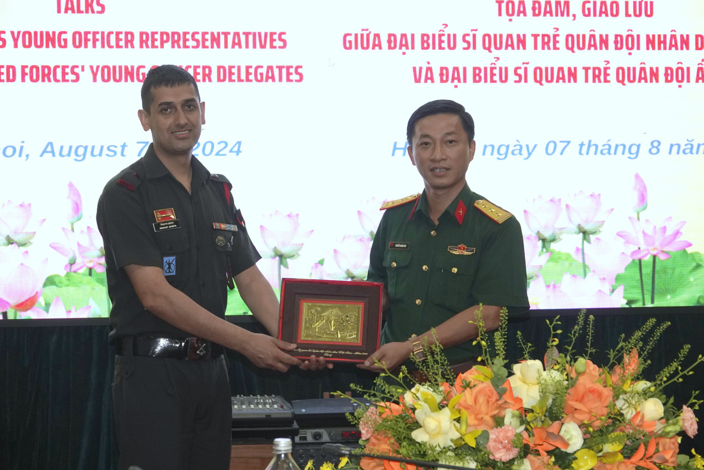 Trưởng đoàn Sĩ quan trẻ hai nước trao tặng quà lưu niệm cho nhau.