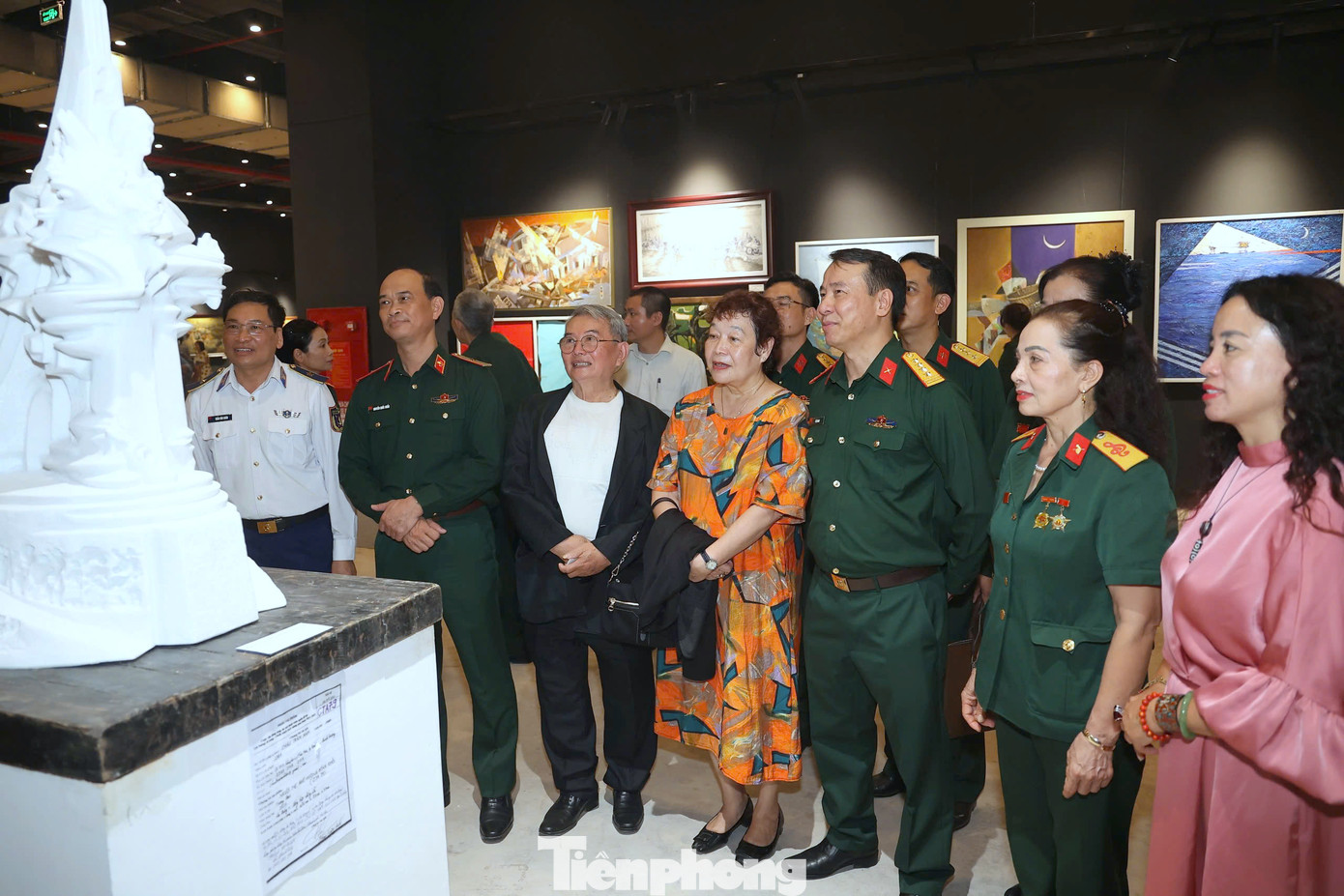 Đại biểu dự khai mạc triển lãm tham quan các tác phẩm tiêu biểu được trưng bày tại Bảo tàng Lịch sử Quân sự Việt Nam. Đại biểu dự khai mạc triển lãm tham quan các tác phẩm tiêu biểu được trưng bày tại Bảo tàng Lịch sử Quân sự Việt Nam.