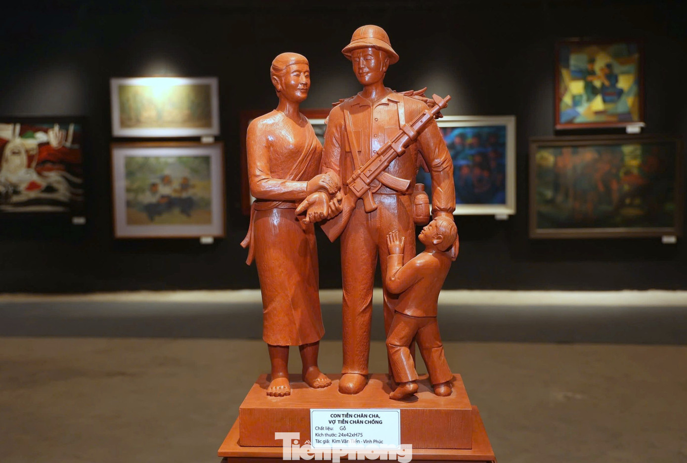 Tác phẩm điêu khắc “Con tiễn chân cha, vợ tiễn chân chồng” của tác giả Kim Văn Tiến (Vĩnh Phúc). Tác phẩm điêu khắc “Con tiễn chân cha, vợ tiễn chân chồng” của tác giả Kim Văn Tiến (Vĩnh Phúc).