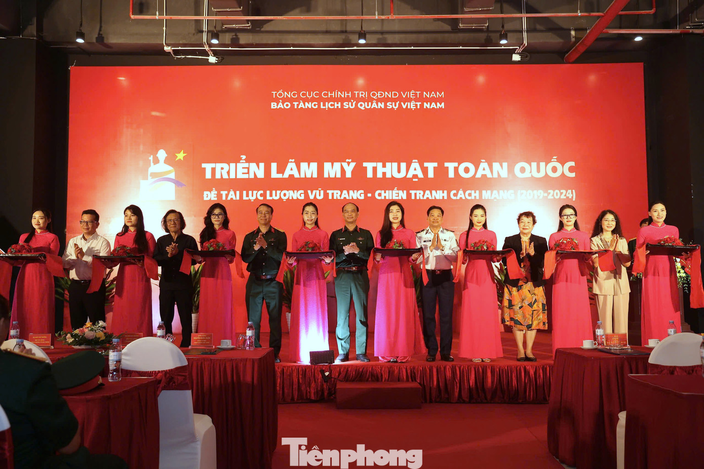 Đại biểu lãnh đạo các cơ quan, đơn vị cắt băng khai mạc triển lãm. Đại biểu lãnh đạo các cơ quan, đơn vị cắt băng khai mạc triển lãm.