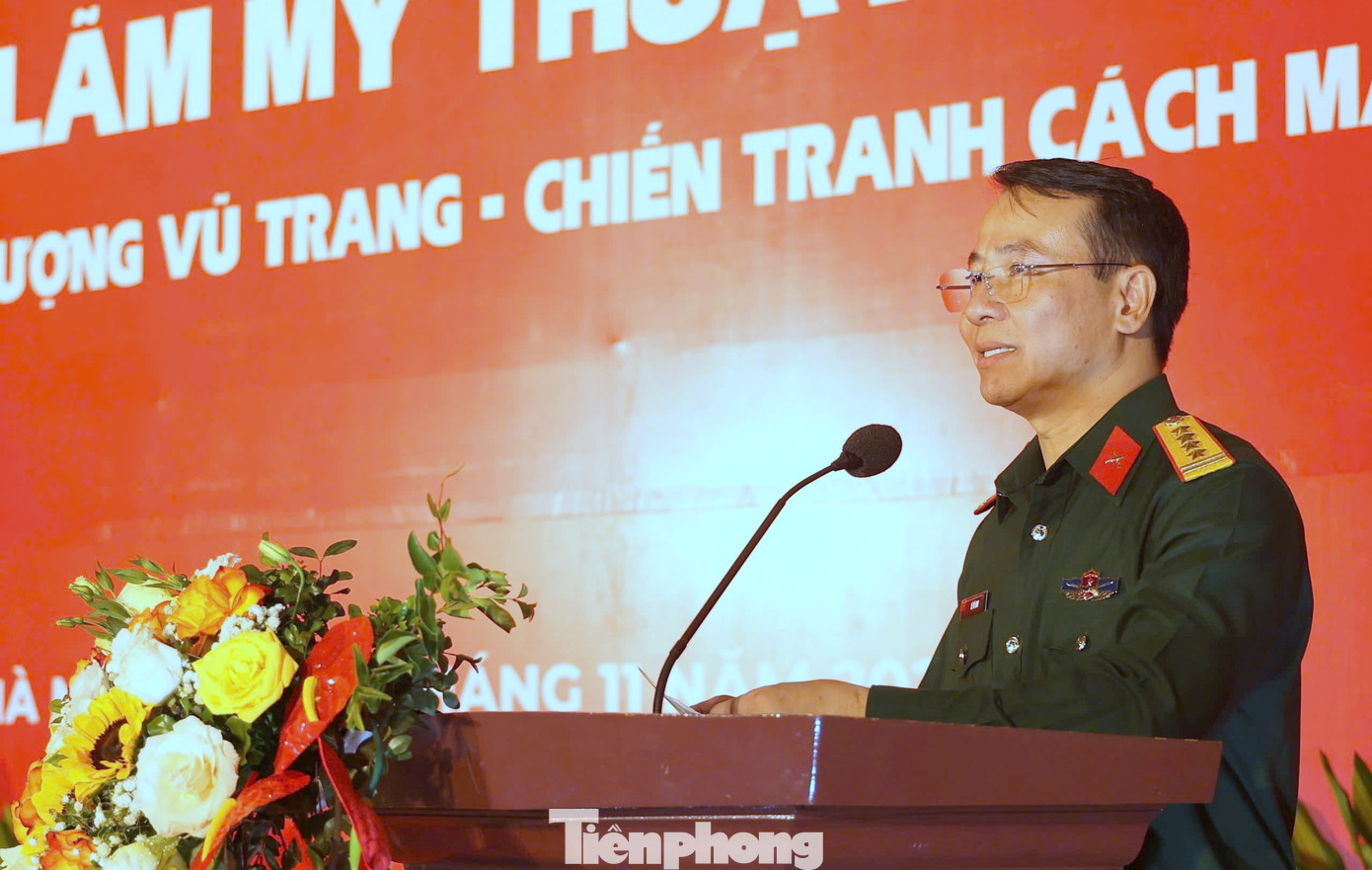 Đại tá Lê Vũ Huy - Giám đốc Bảo tàng Lịch sử Quân sự Việt Nam, phát biểu khai mạc Triển lãm mỹ thuật toàn quốc đề tài Lực lượng vũ trang - Chiến tranh cách mạng (giai đoạn 2019-2024). Đại tá Lê Vũ Huy - Giám đốc Bảo tàng Lịch sử Quân sự Việt Nam, phát biểu khai mạc Triển lãm mỹ thuật toàn quốc đề tài Lực lượng vũ trang - Chiến tranh cách mạng (giai đoạn 2019-2024).