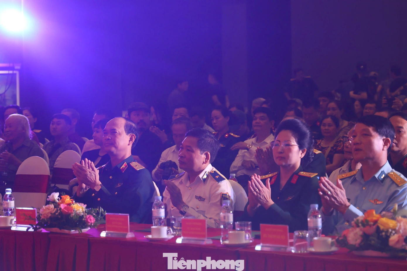 Lãnh đạo, đại biểu các cơ quan, đơn vị trong và ngoài Quân đội dự khai mạc triển lãm. Lãnh đạo, đại biểu các cơ quan, đơn vị trong và ngoài Quân đội dự khai mạc triển lãm.