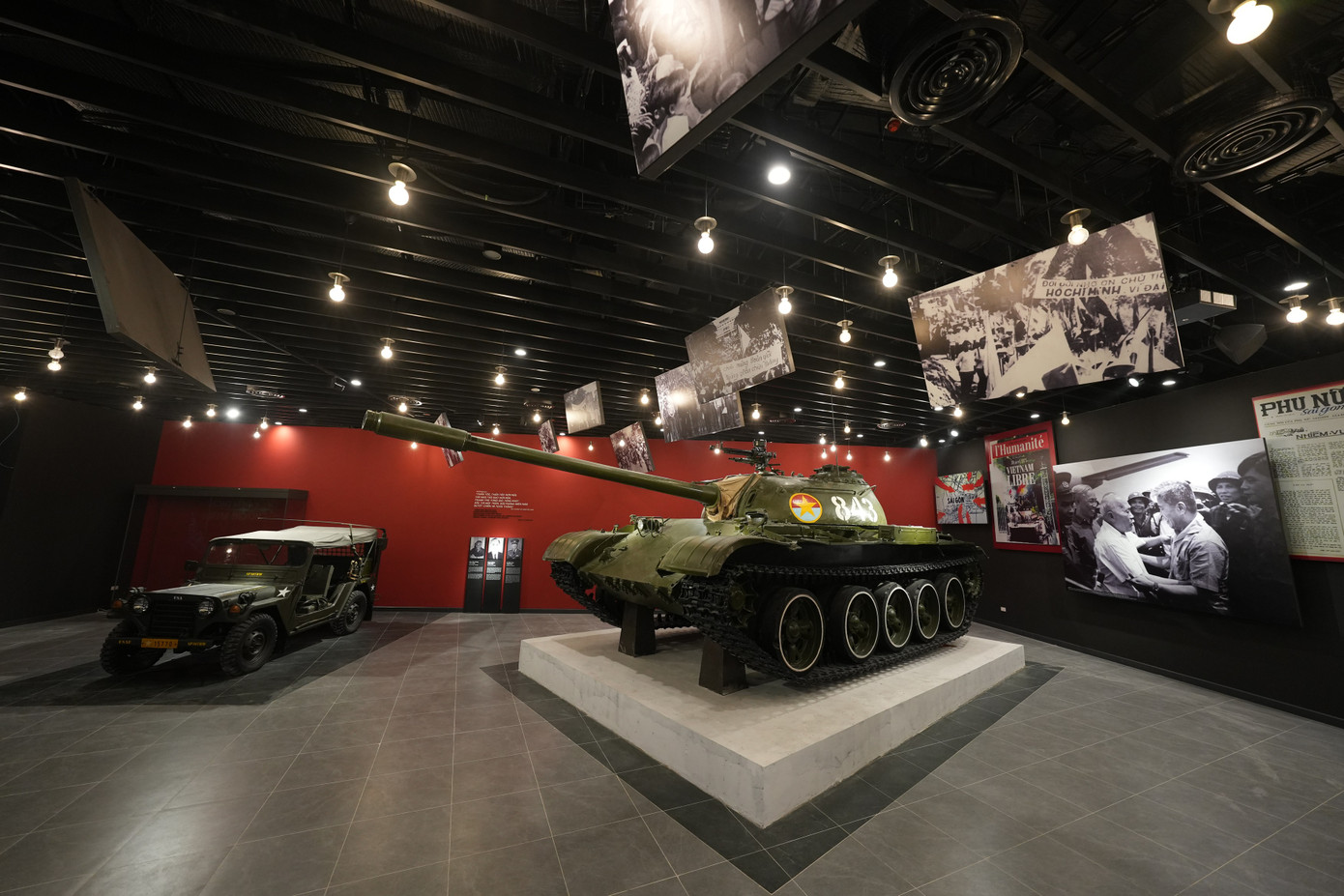 Xe tăng T54B số hiệu 843 - một trong 4 bảo vật quốc gia được trưng bày tại Bảo tàng LSQS Việt Nam. Xe tăng T54B số hiệu 843 - một trong 4 bảo vật quốc gia được trưng bày tại Bảo tàng LSQS Việt Nam.