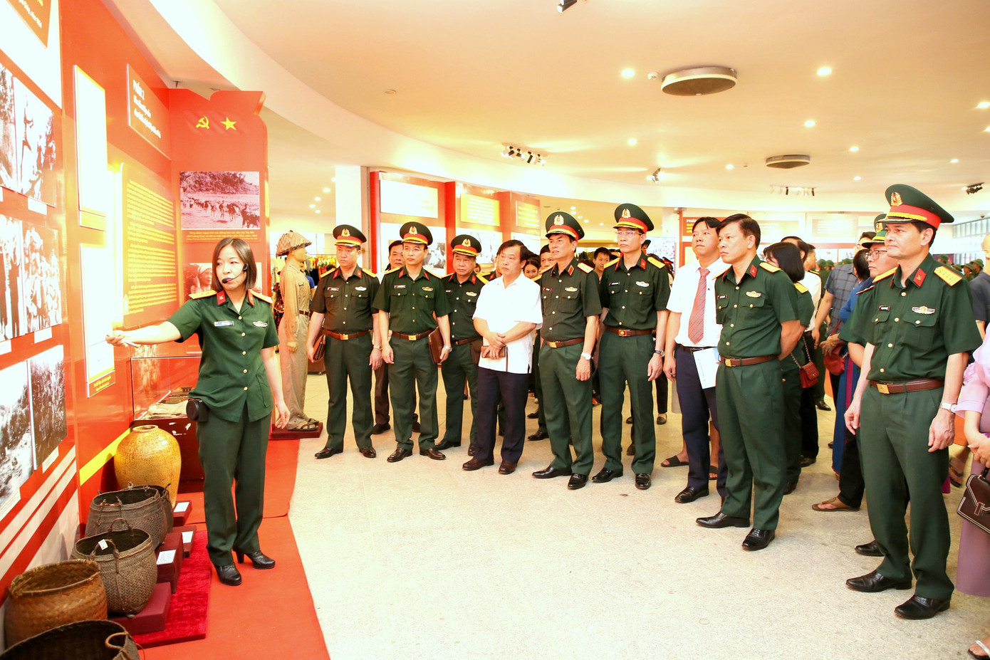 Lãnh đạo Tổng cục Hậu cần, UBND tỉnh Điện Biên và các đại biểu tham quan trưng bày chuyên đề “Sức mạnh Hậu cần trong Chiến thắng Điện Biên Phủ”. Lãnh đạo Tổng cục Hậu cần, UBND tỉnh Điện Biên và các đại biểu tham quan trưng bày chuyên đề “Sức mạnh Hậu cần trong Chiến thắng Điện Biên Phủ”.