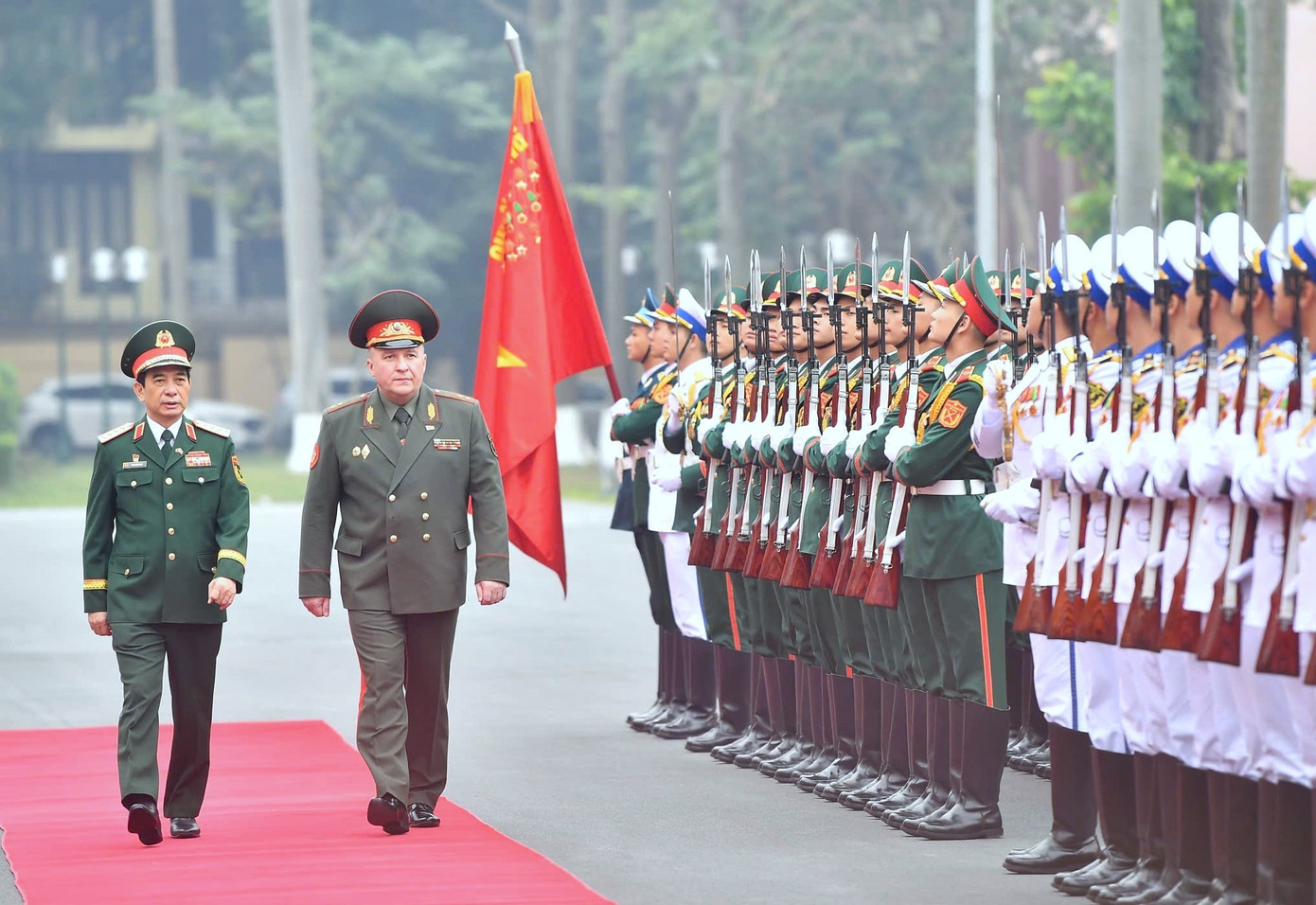 Đại tướng Phan Văn Giang và Trung tướng Khrenin Viktor Gennadievich duyệt Đội danh dự Quân đội nhân dân Việt Nam, sáng 17/12.