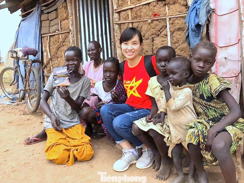Thượng tá Đỗ Thị Hằng Nga với các em nhỏ châu Phi trong nhiệm kỳ công tác đầu tiên tại Nam Sudan.
