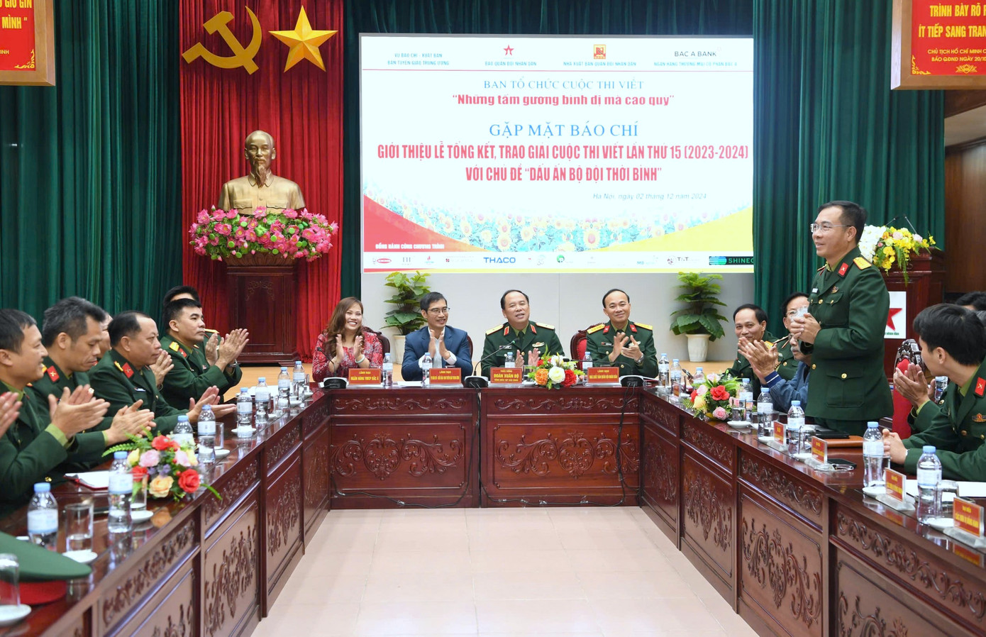 Quang cảnh họp báo. Quang cảnh họp báo.