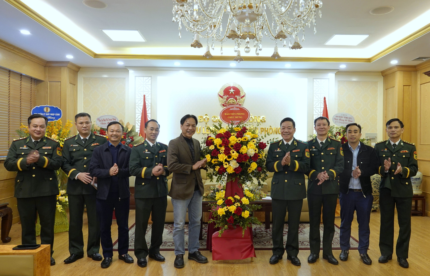 Đoàn đại biểu báo Tiền Phong chúc mừng Bộ Tư lệnh Bộ đội Biên phòng.